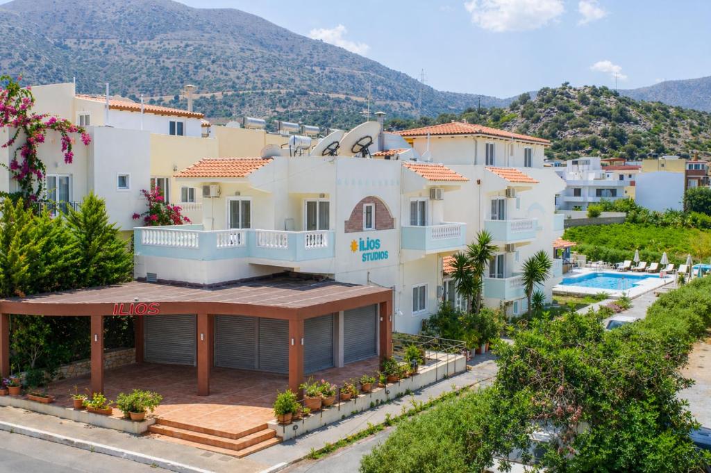 eine Villa mit Blick auf die Berge in der Unterkunft Ilios Stalis in Stalida