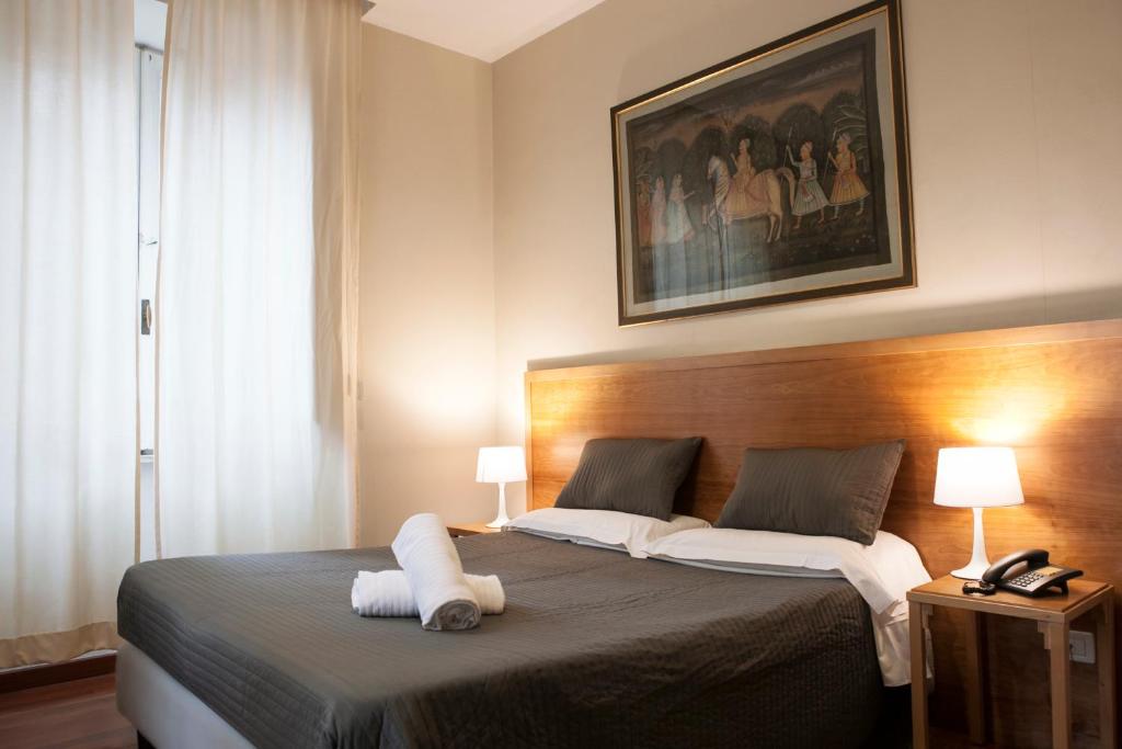 ein Schlafzimmer mit einem Bett mit zwei Handtüchern darauf in der Unterkunft Hotel Terminal in Rom