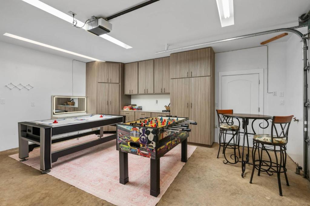 a room with a ping pong table and a table at Peaks View Bunk House in Hillsboro