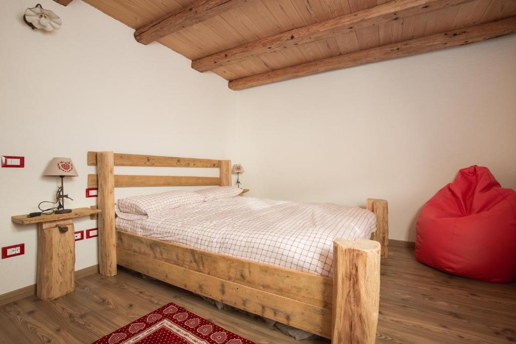 A bed or beds in a room at Maso del Fieno Chalet con Sauna e Vista sulle Dolomiti