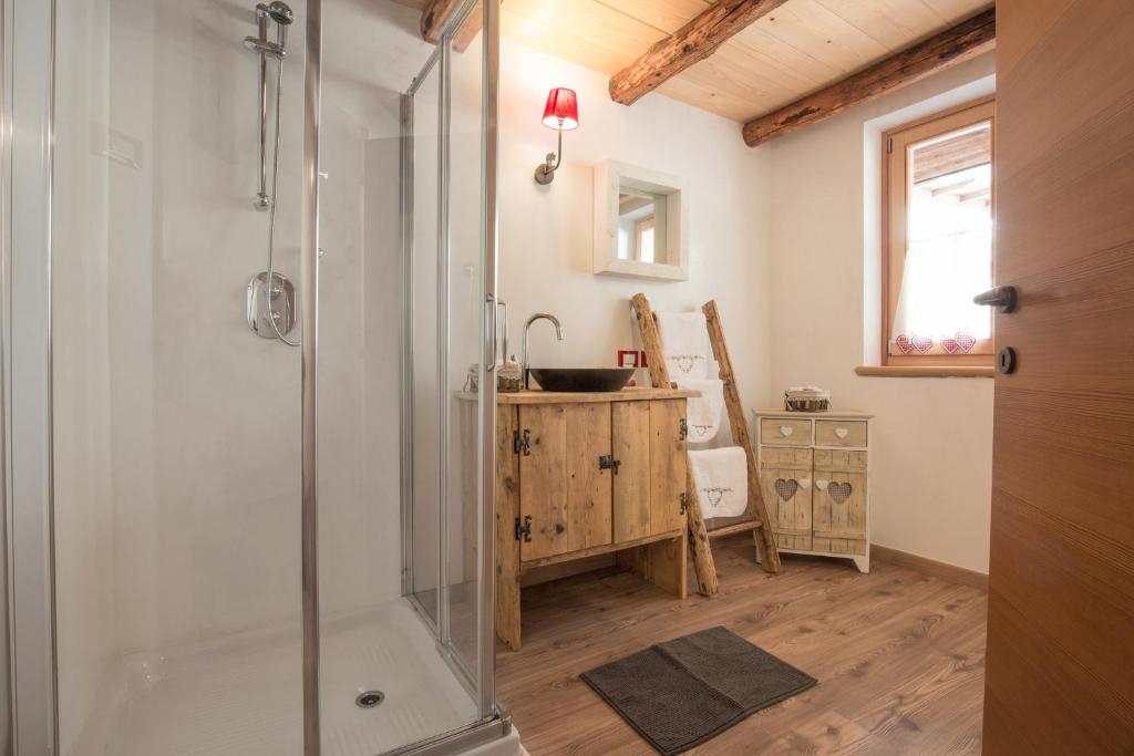 A bathroom at Maso del Fieno Chalet con Sauna e Vista sulle Dolomiti