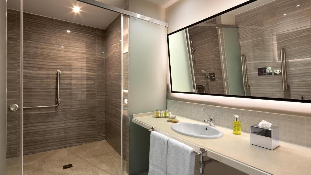 DoubleTree by Hilton Islantilla Beach Golf Resort - Deluxe Zimmer Mit Kingsize-Bett – Barrierefrei