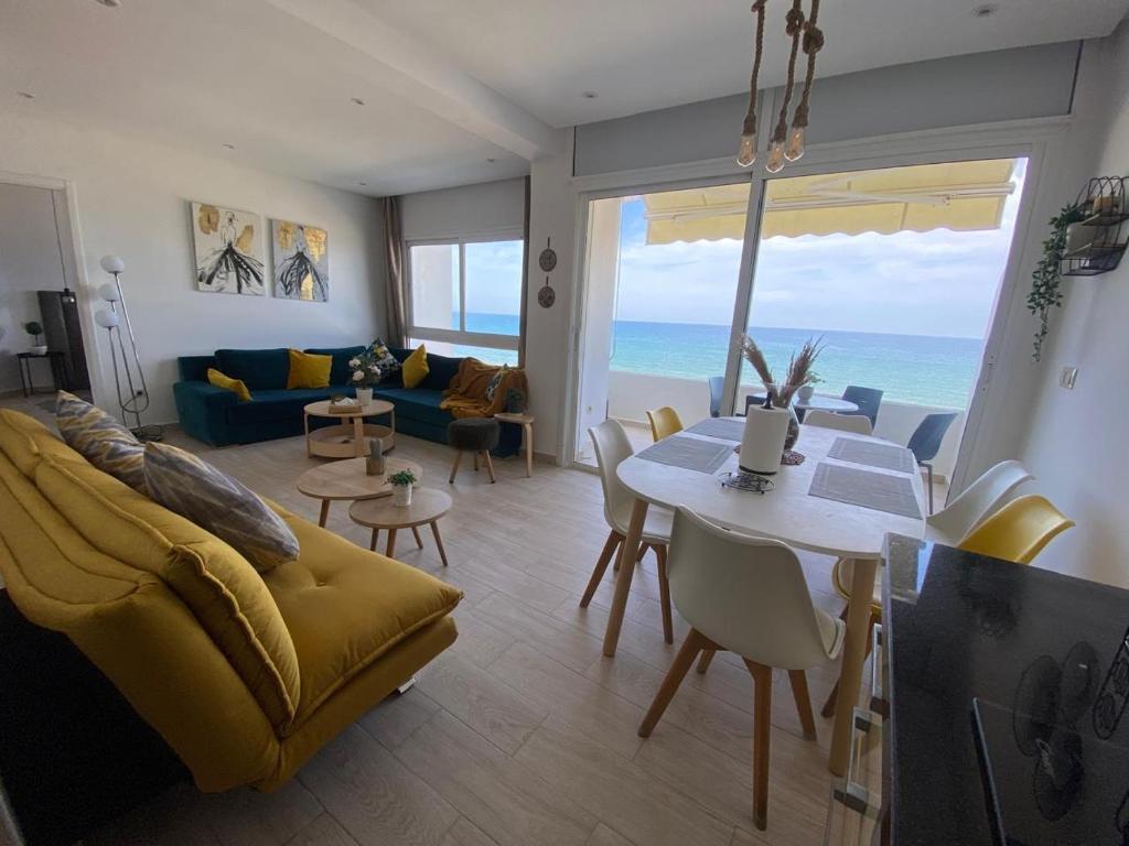 a living room with a yellow couch and a table at Estrella de Martil in Martil