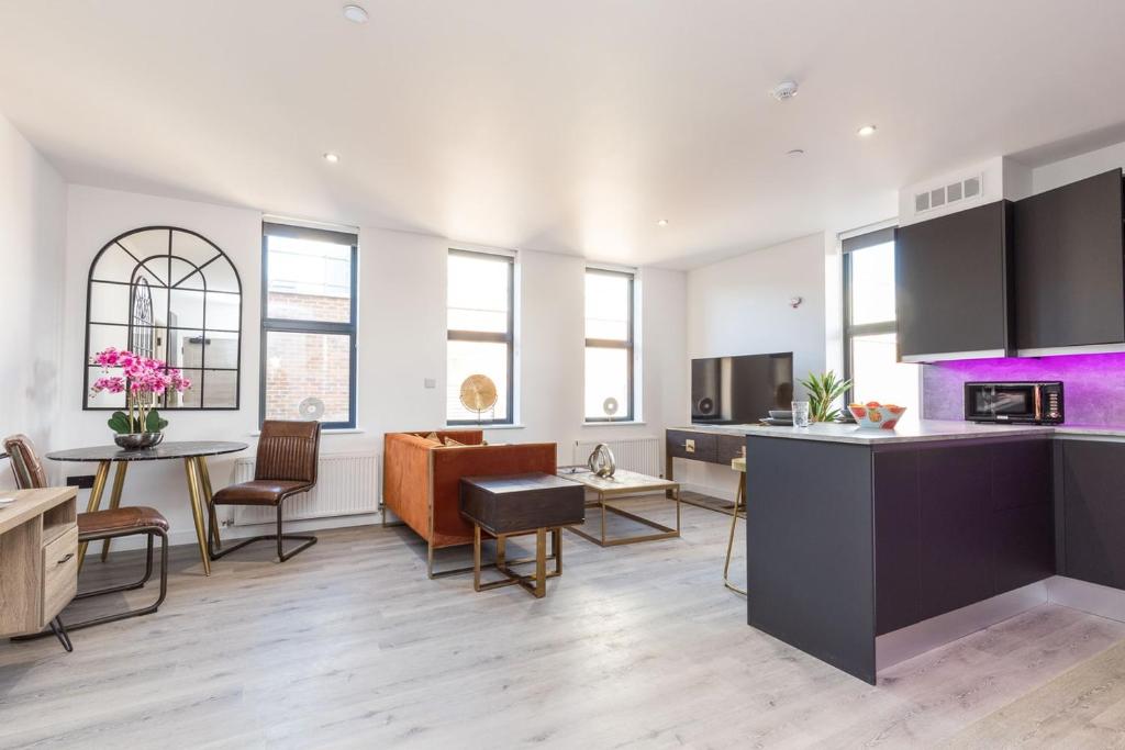 a kitchen and living room with a table and chairs at Sussex House 20 - Artistic Luxe 1 Bed Apartment in Horsham