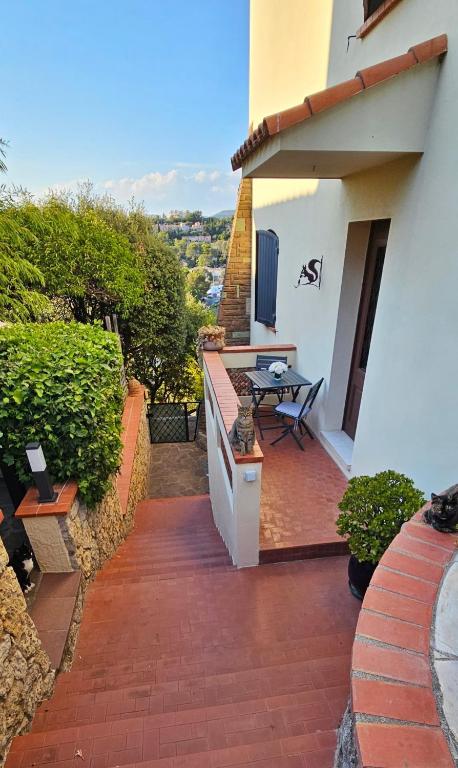 a balcony of a house with a table at chez Henri-Ange in Saint-Raphaël
