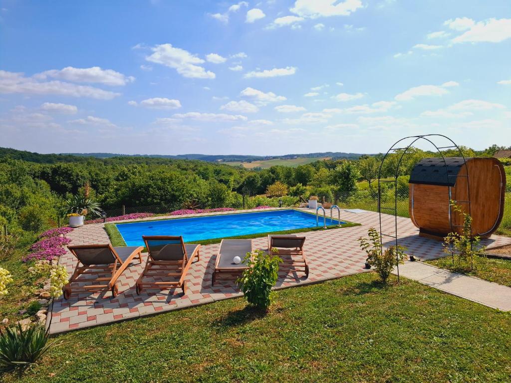an image of a swimming pool in a yard at Kuća za odmor Matovilka in Križevci