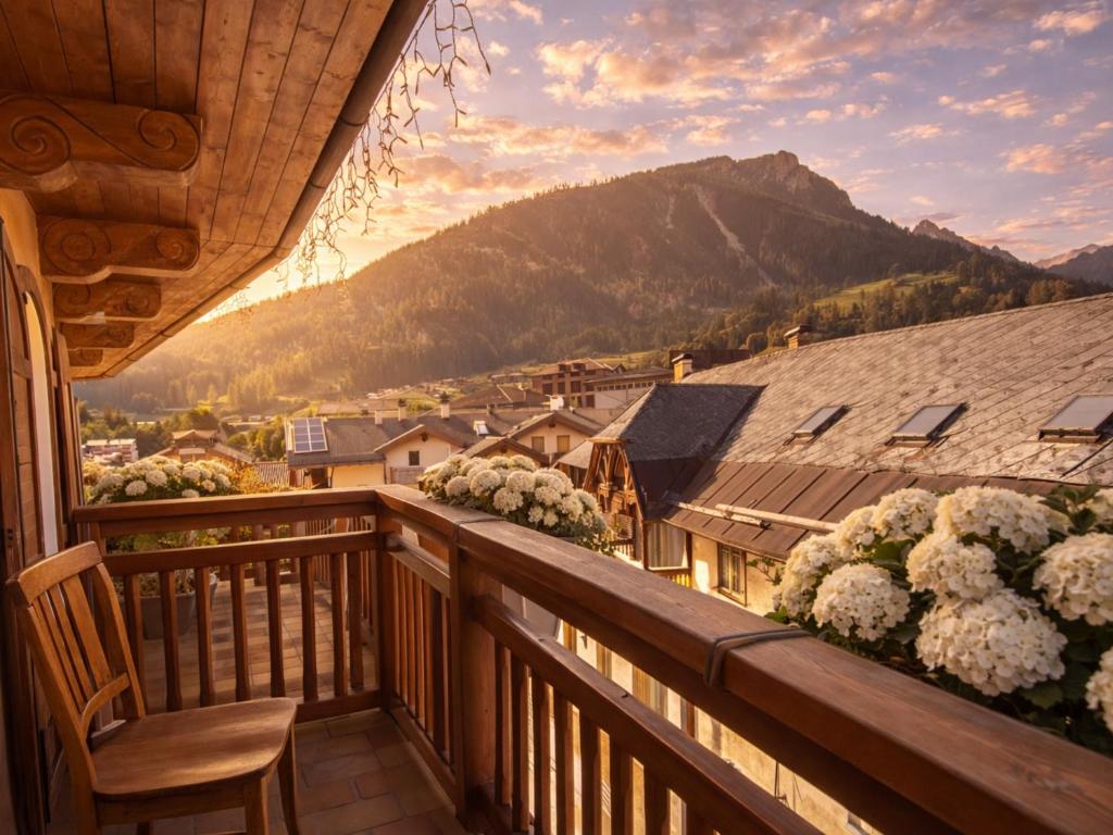 ein Balkon mit Blick auf eine Stadt und Berge in der Unterkunft Central Heritage Adults Only in Moena