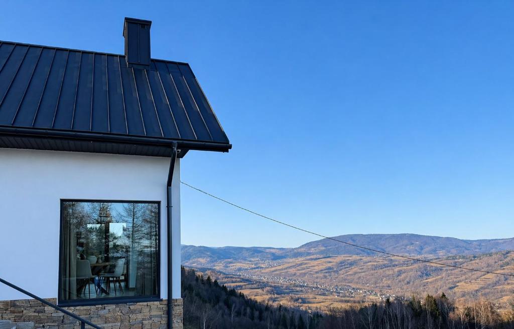 a house with a view of the mountains at Skalne Wzgórze in Ochotnica Dolna