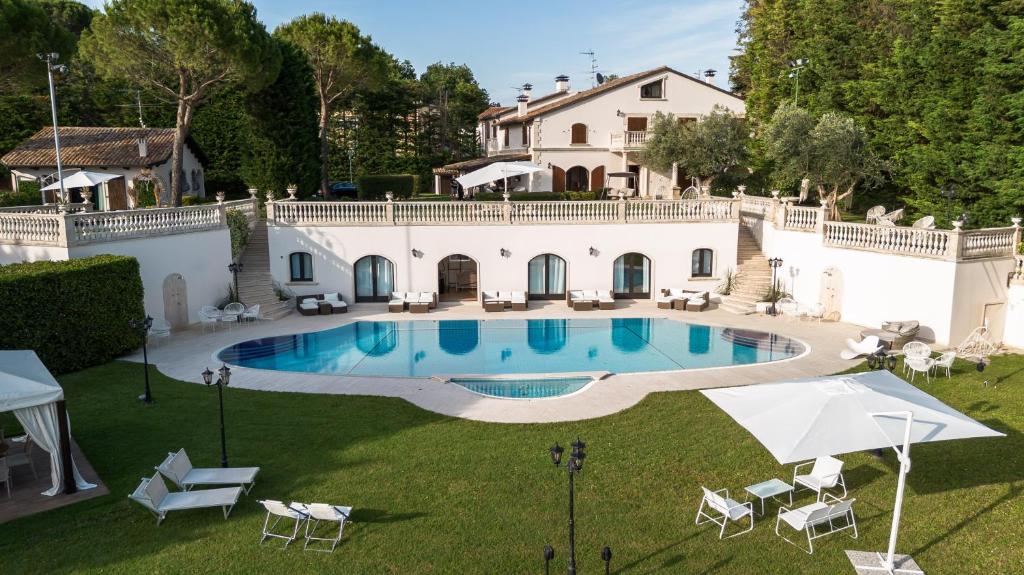 Living la Dolce Vita with pool - One-Bedroom House