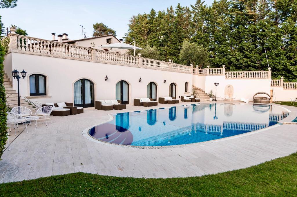 Living la Dolce Vita with pool
