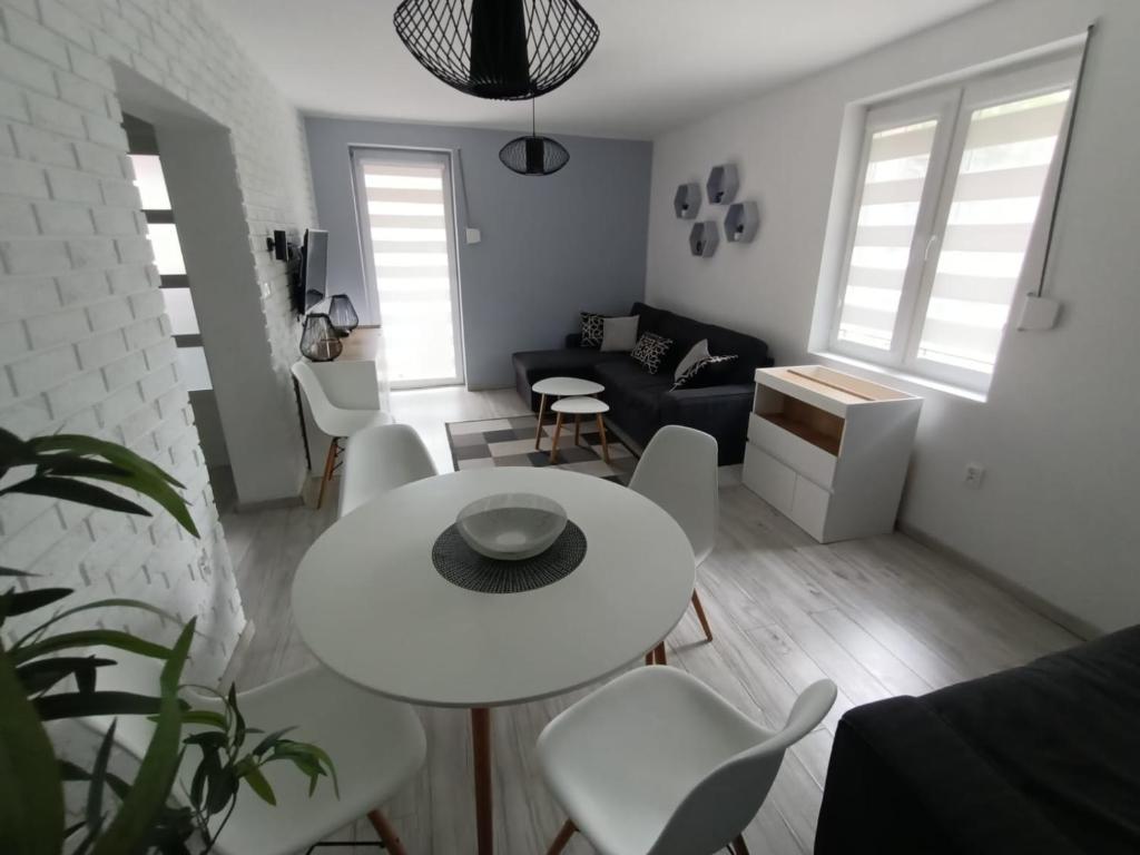 a living room with a white table and chairs at MoRze MielNo in Mielno