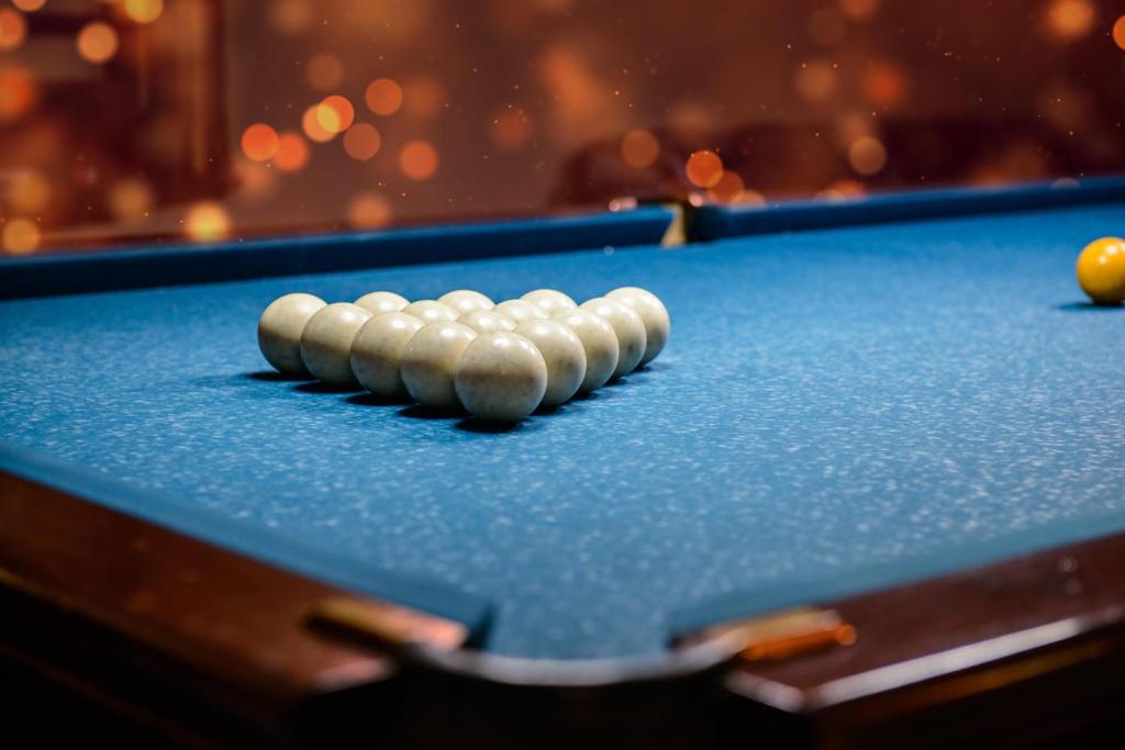 Biliár nebo kulečník v ubytování Hotel Zemaites