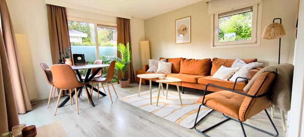 a living room with a couch and a table at Boshuisje Dille te Veluwe in Putten