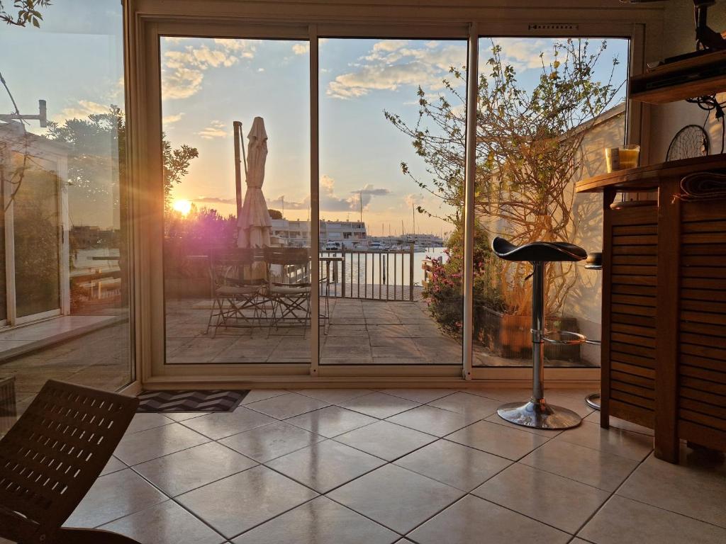 Hébergements LYAEL - Marina lumineuse avec ponton privé à Port Camargue