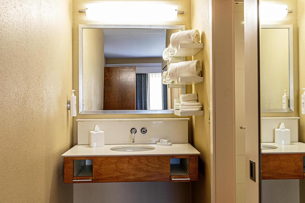 Hampton Inn Charleston-Daniel Island photo