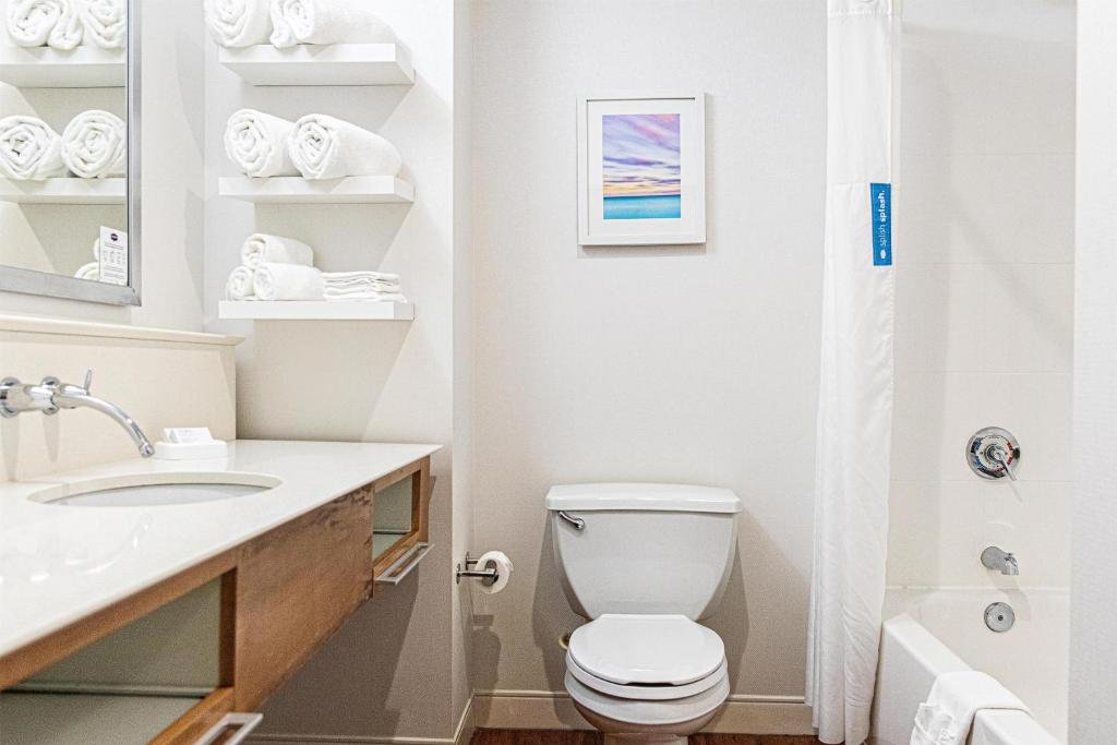 Hampton Inn Charleston-Daniel Island photo