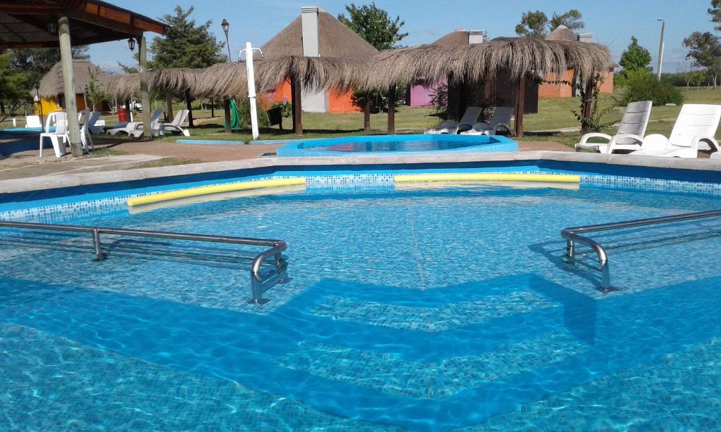 una gran piscina de agua azul en un complejo en Termas Sol Y Luna en Termas del Daymán