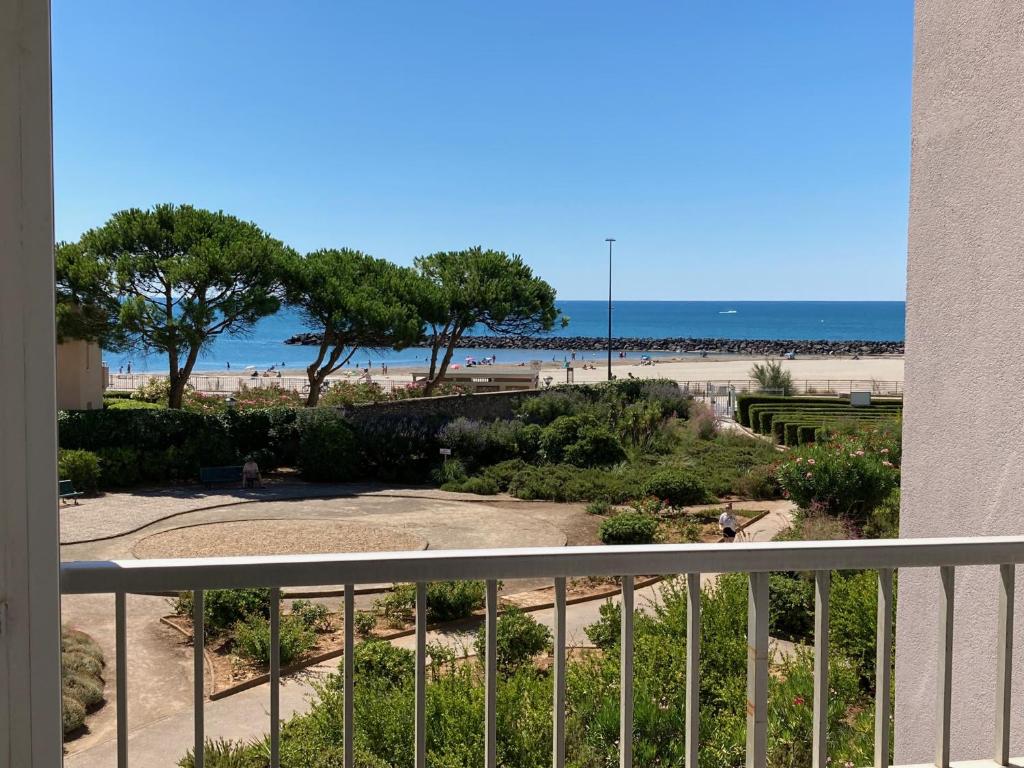 a view of the beach from the balcony of a condo at SETE studio cabine face mer in Rémire-Camp