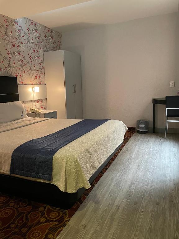 a bedroom with a large bed and a desk at Hotel Monaco in Mexico City
