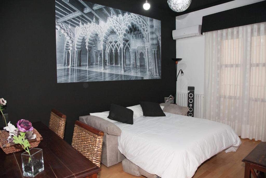 サラゴサにあるLucero Dos Catedralesのベッドルーム1室(ベッド1台、テーブル、椅子付)