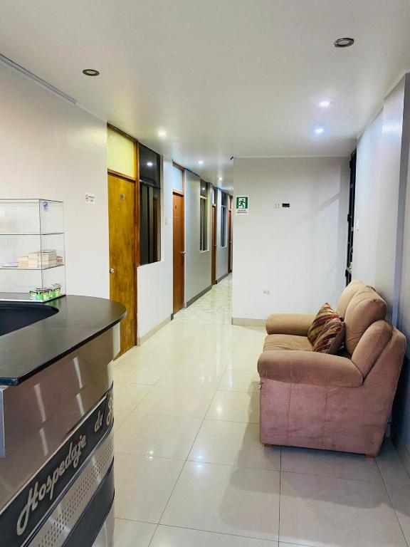 a lobby with a couch in the middle of a room at Hospedaje De Joce in Nazca