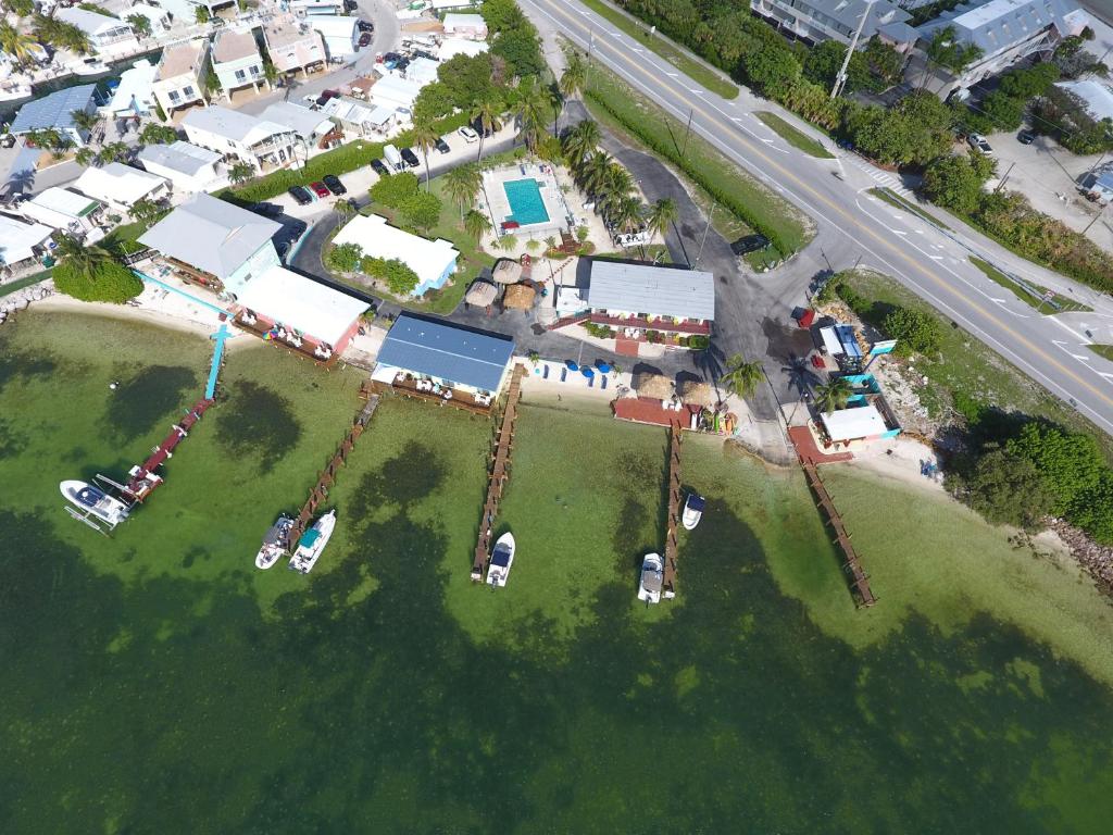 eine Luftansicht eines Resorts mit auf einer Insel parkenden Autos in der Unterkunft Edgewater Lodge in Layton