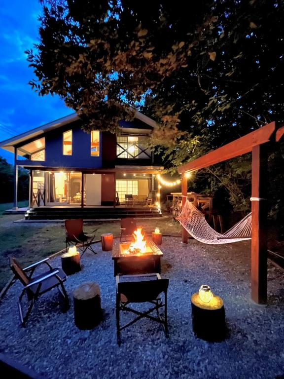 a backyard with a hammock and a house at The Blue Moon in Nasushiobara