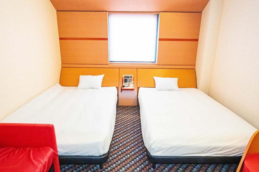 two beds in a small room with a window at Hashima - Hotel - Vacation STAY 51161v in Hashima