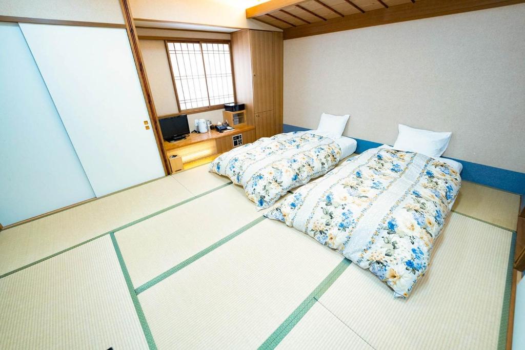 a bedroom with two beds in a room at Hashima - Hotel - Vacation STAY 52664v in Hashima