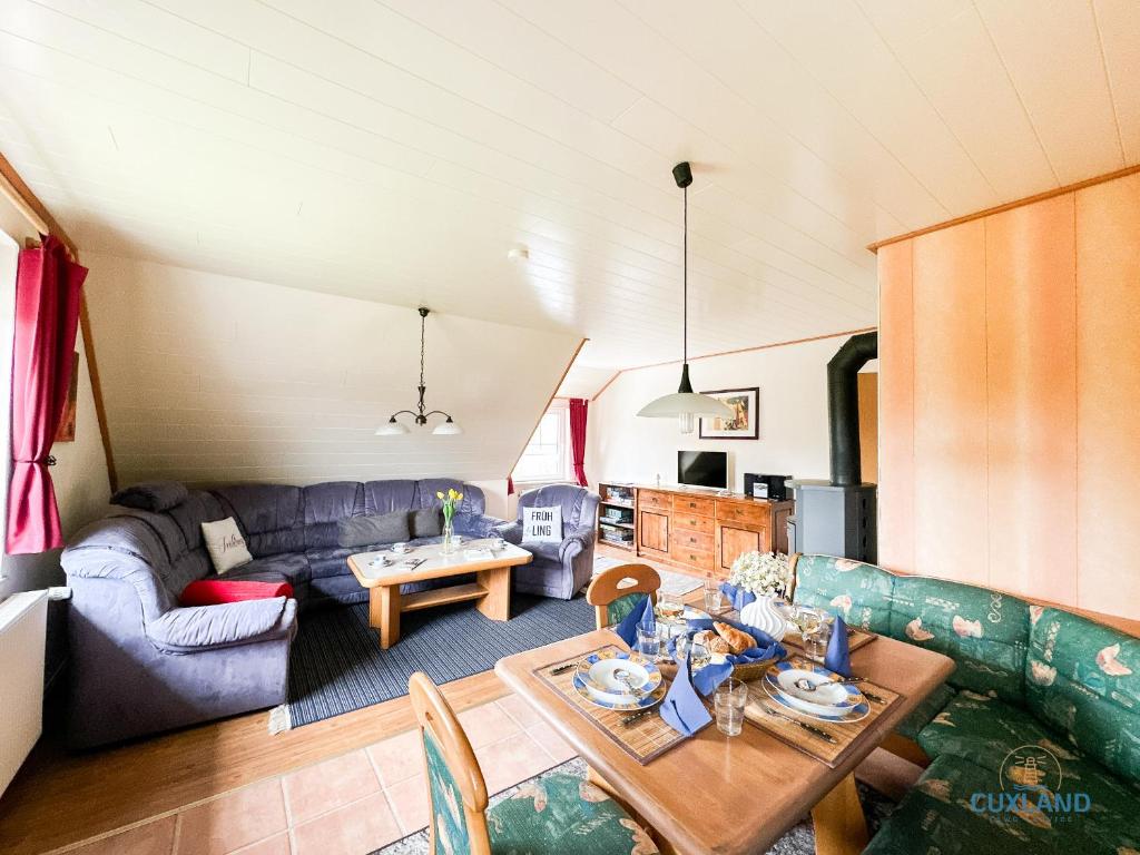 ein Wohnzimmer mit Sofa und Tisch in der Unterkunft Medemblick in Ihlienworth