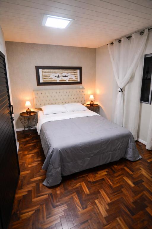 a bedroom with a large bed and a window at Suíte Executiva - Climatizada in Erval dʼOeste