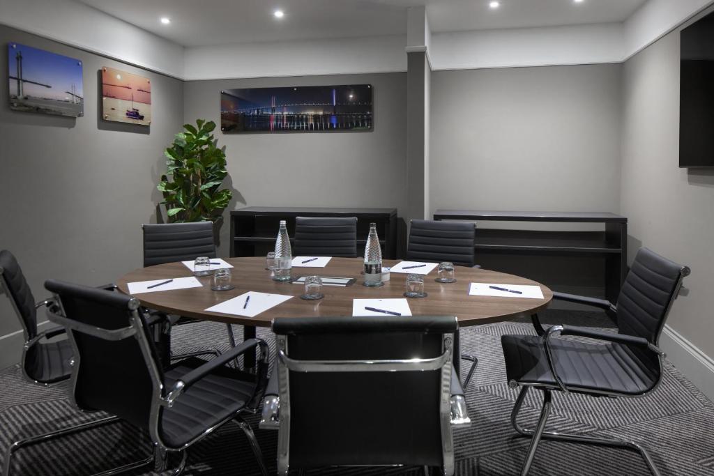 DoubleTree by Hilton Dartford Bridge photo