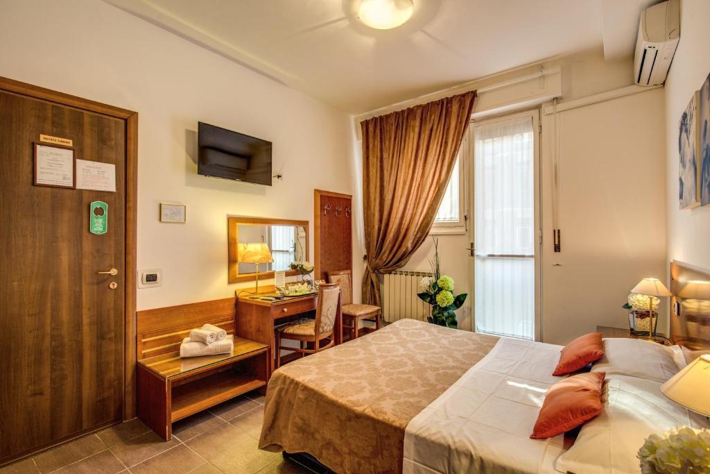 Habitación de hotel con cama y escritorio en Trastevere Rooms en Roma