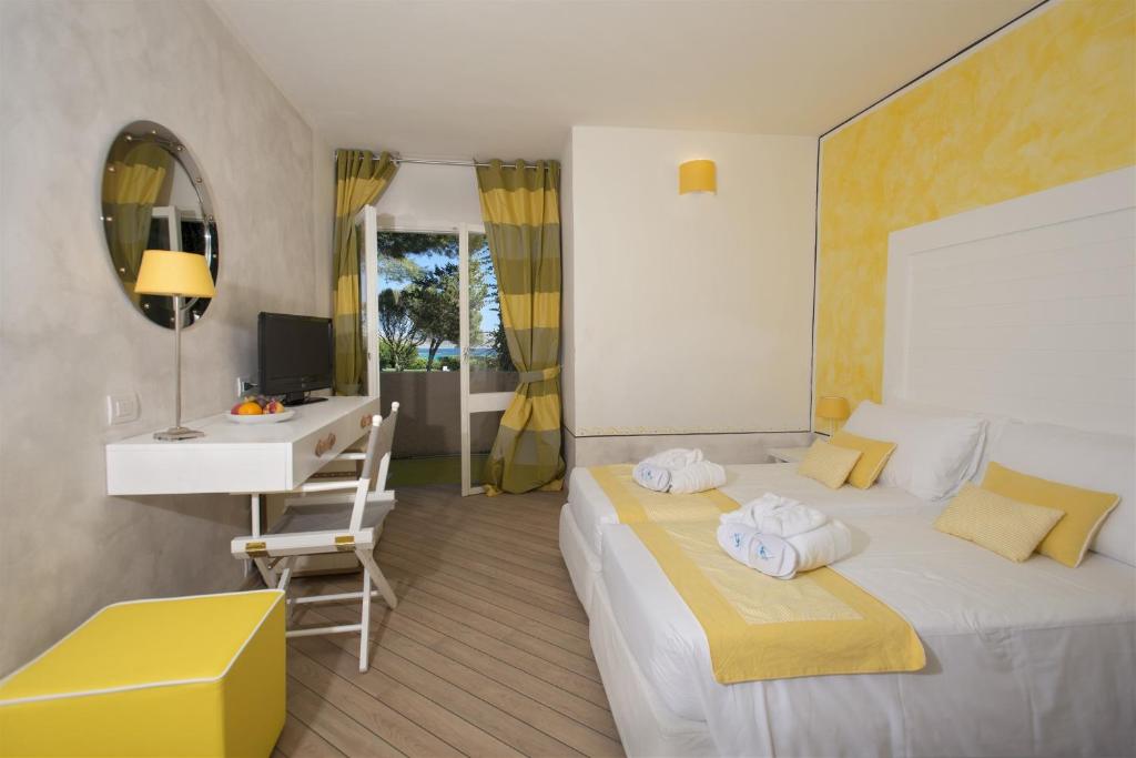 Postel nebo postele na pokoji v ubytování UNAHOTELS Club Hotel Ancora