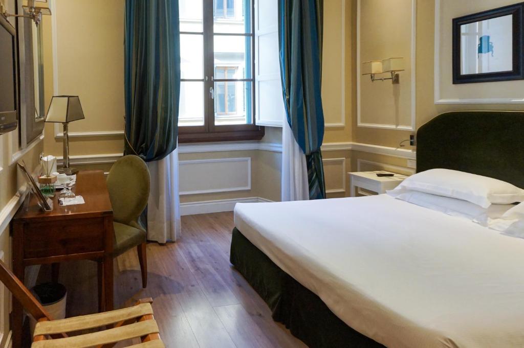Postel nebo postele na pokoji v ubytování FH55 Hotel Calzaiuoli