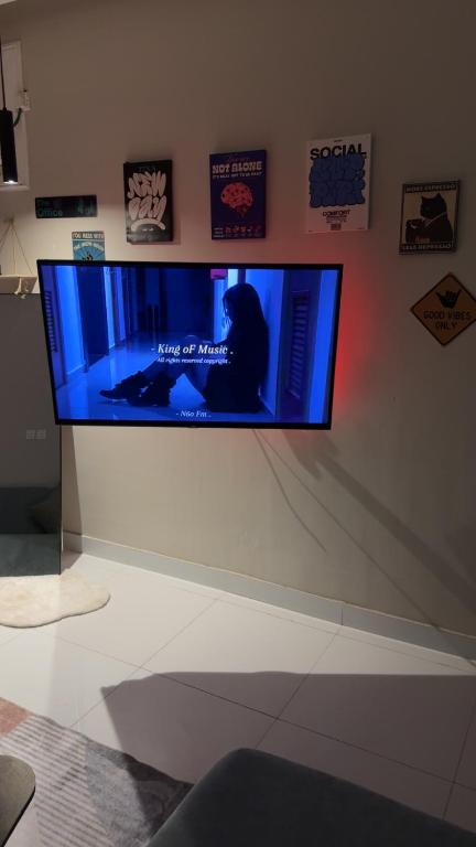 a flat screen tv hanging on a wall at العليا in Tabuk