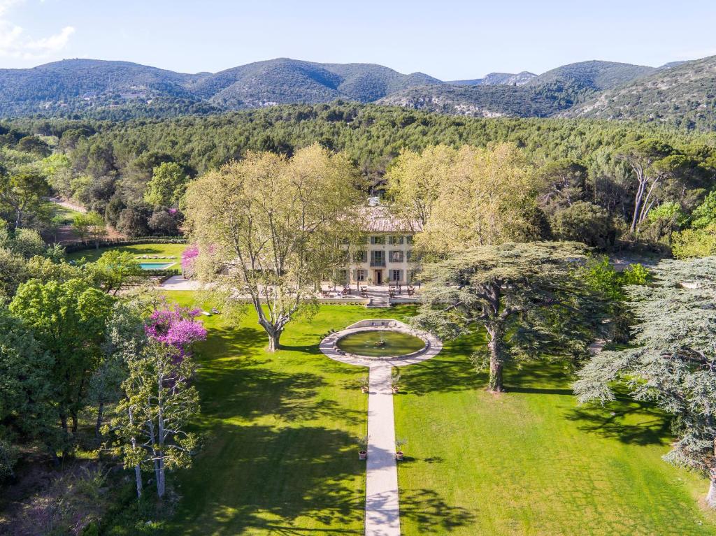 une vue aérienne sur une maison au milieu d'un parc dans l'établissement Domaine de Fontenille, à Lauris