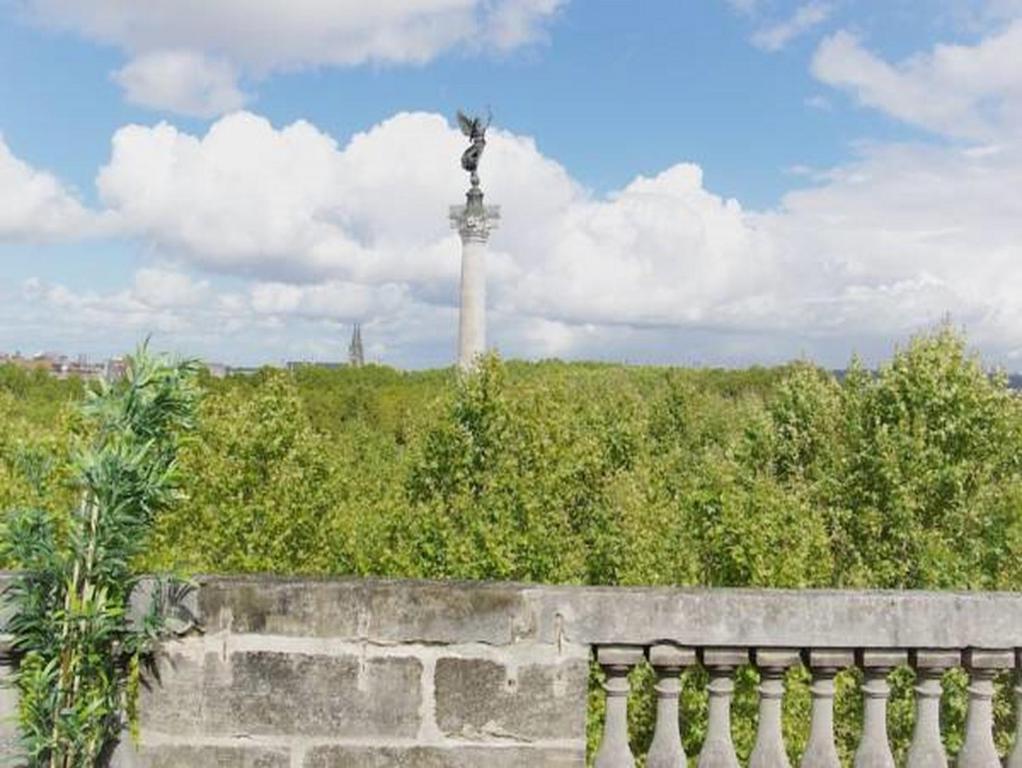 uma estátua no topo de uma colina com um poste em Chateau Trompette - Appartement 4 chambres avec 2 salles de bain et grande terrasse em Bordeaux