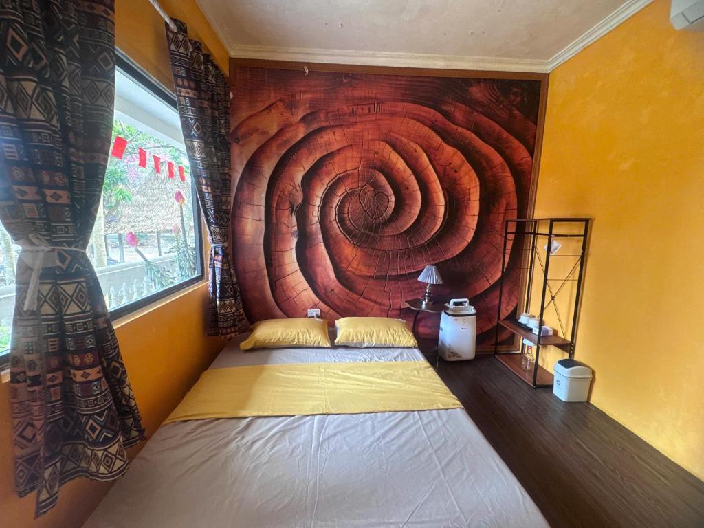 a room with two beds in it with a painting on the wall at Homestay River Green in Làng Lap