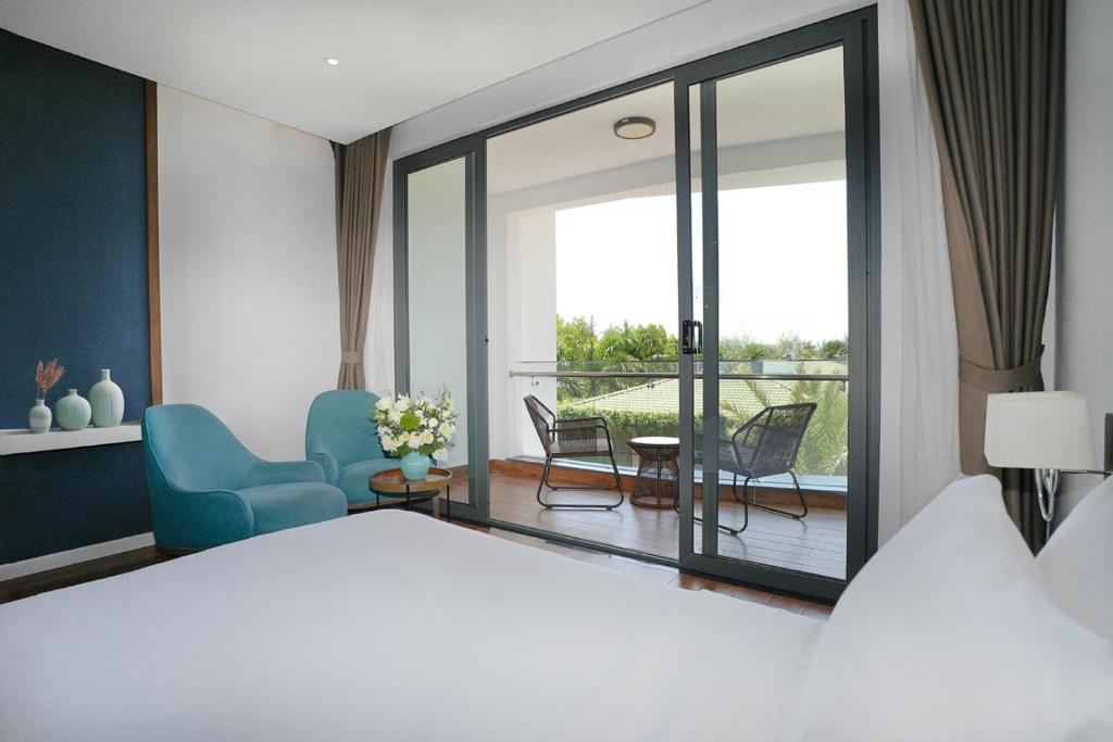 Phòng Có Giường Cỡ King Nhìn Ra Hồ Bơi