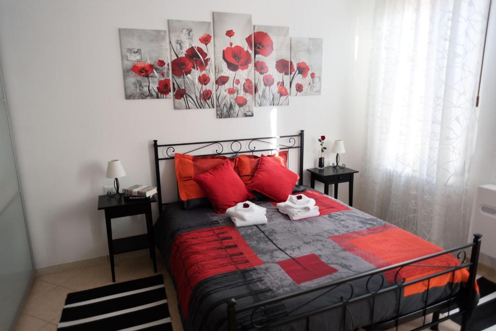 1 dormitorio con 1 cama con almohadas rojas en Venezia Biennale Bianco & Rosso, en Venecia