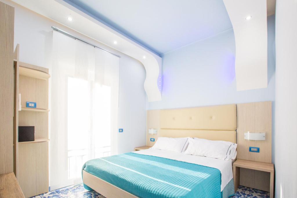 una camera con un letto e una grande finestra di B&b Palazzo Aranci a Sorrento
