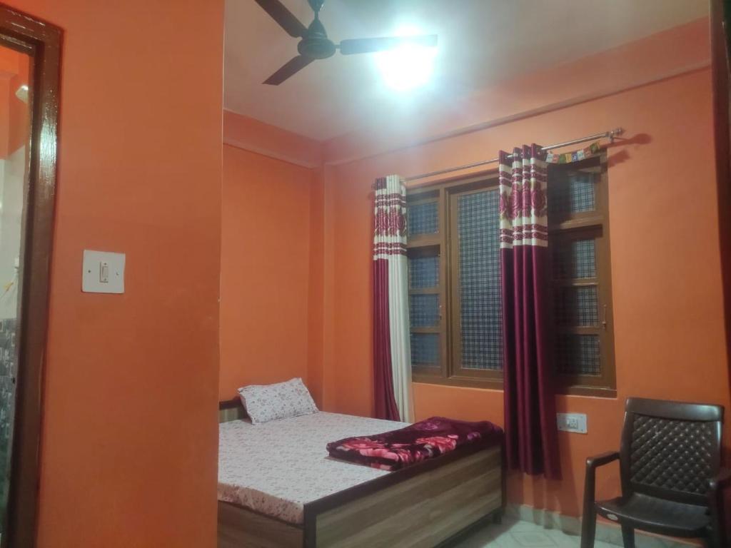 a small bedroom with a bed and a window at Devansh Homestay &Cafe in Kulu