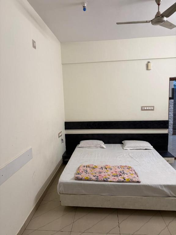 a bedroom with a bed in a room at S G S LOADGING aND BOARDING in Dod Ballāpur