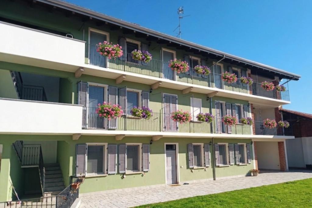 a building with flowers on the balconies at B&B Il Rosmarino in Galliate