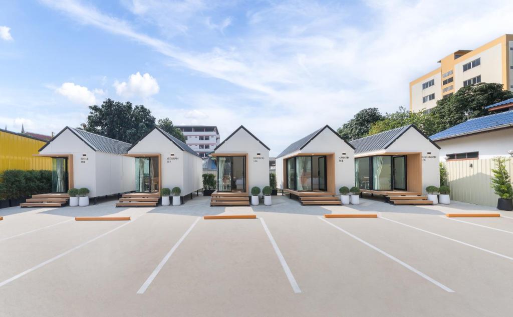 a row of houses in a parking lot at YUDream Mini Village in Ban Talat Rangsit