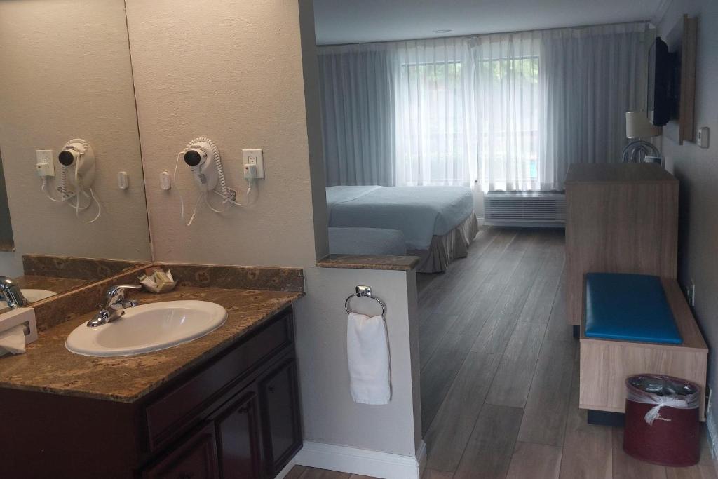 Days Inn & Suites by Wyndham Mountain View - スイート クイーンベッド2台付 禁煙