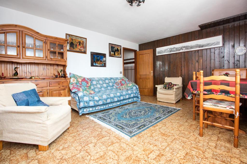 a living room with a couch and a table at Appartamento Da Sergio in Bormio