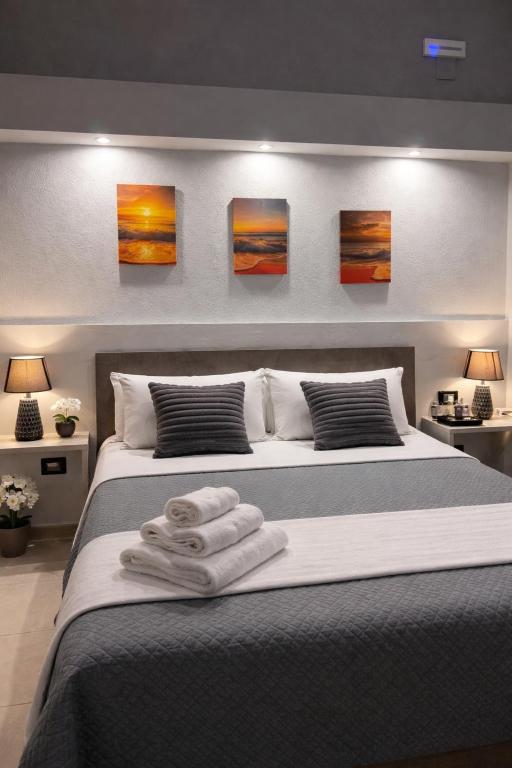 a bedroom with a bed with towels on it at Neverland Deluxe in Santa Maria
