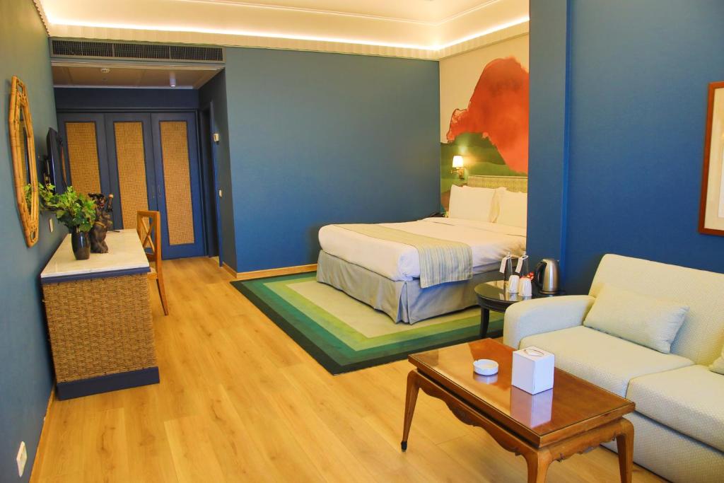 Warwick Palm Beach Hotel - 